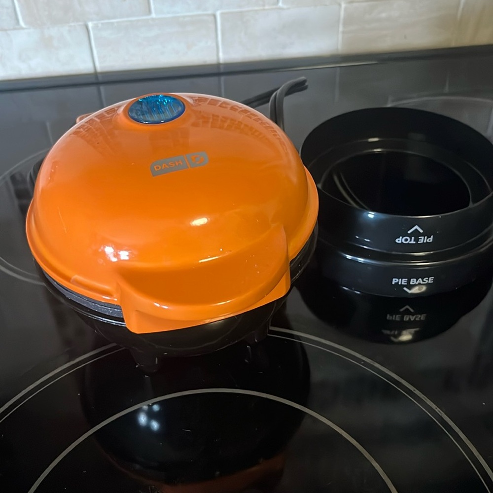 Dash Mini Pie Maker - Crust Cutter - Like New